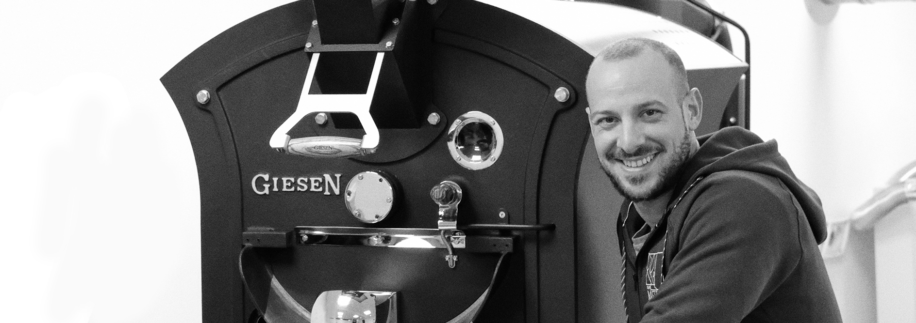 Unser Service für Kaffeemaschinen Riru vor der Kaffeeröstereimaschine