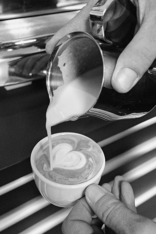 Riru Kaffeeliebe, eine Tasse Kaffee mit einem Herzschaum